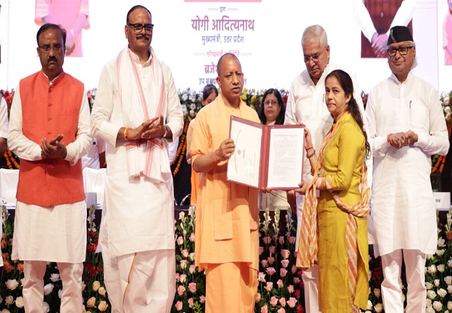 मुख्यमंत्री योगी ने बांटे नियुक्ति पत्र, साथ में उपमुख्यमंत्री ब्रजेश पाठक मुख्यमंत्री योगी ने बांटे नियुक्ति पत्र, साथ में उपमुख्यमंत्री ब्रजेश पाठक