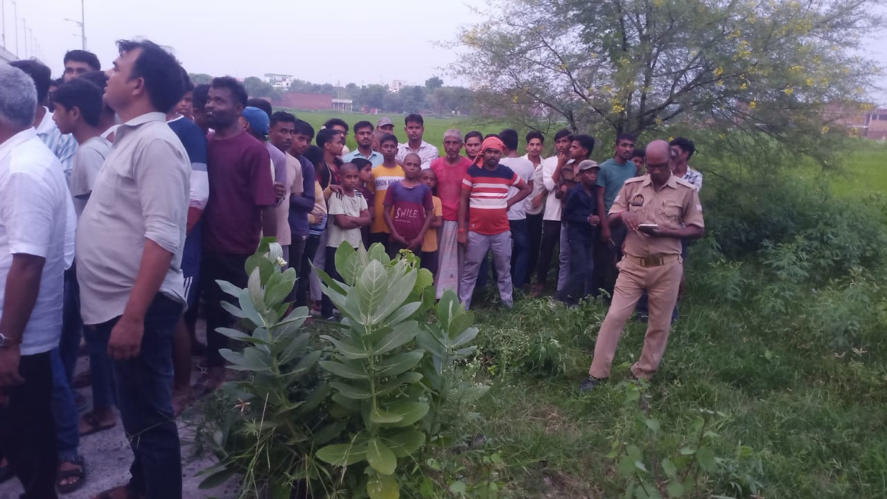 घटनास्थल पर जुटी ग्रमीणों की भीड़। घटनास्थल पर जुटी ग्रमीणों की भीड़।