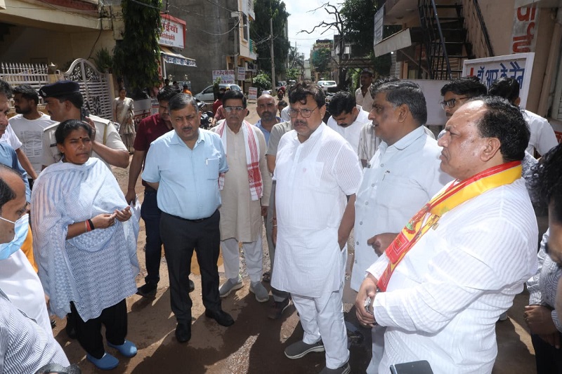ऊर्जा मंत्री ने शिवपुरी में किया वार्डों का निरीक्षण ऊर्जा मंत्री ने शिवपुरी में किया वार्डों का निरीक्षण