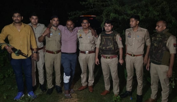 घायल हिस्ट्रीशीटर जंगी को उपचार को लेकर जाती पुलिस