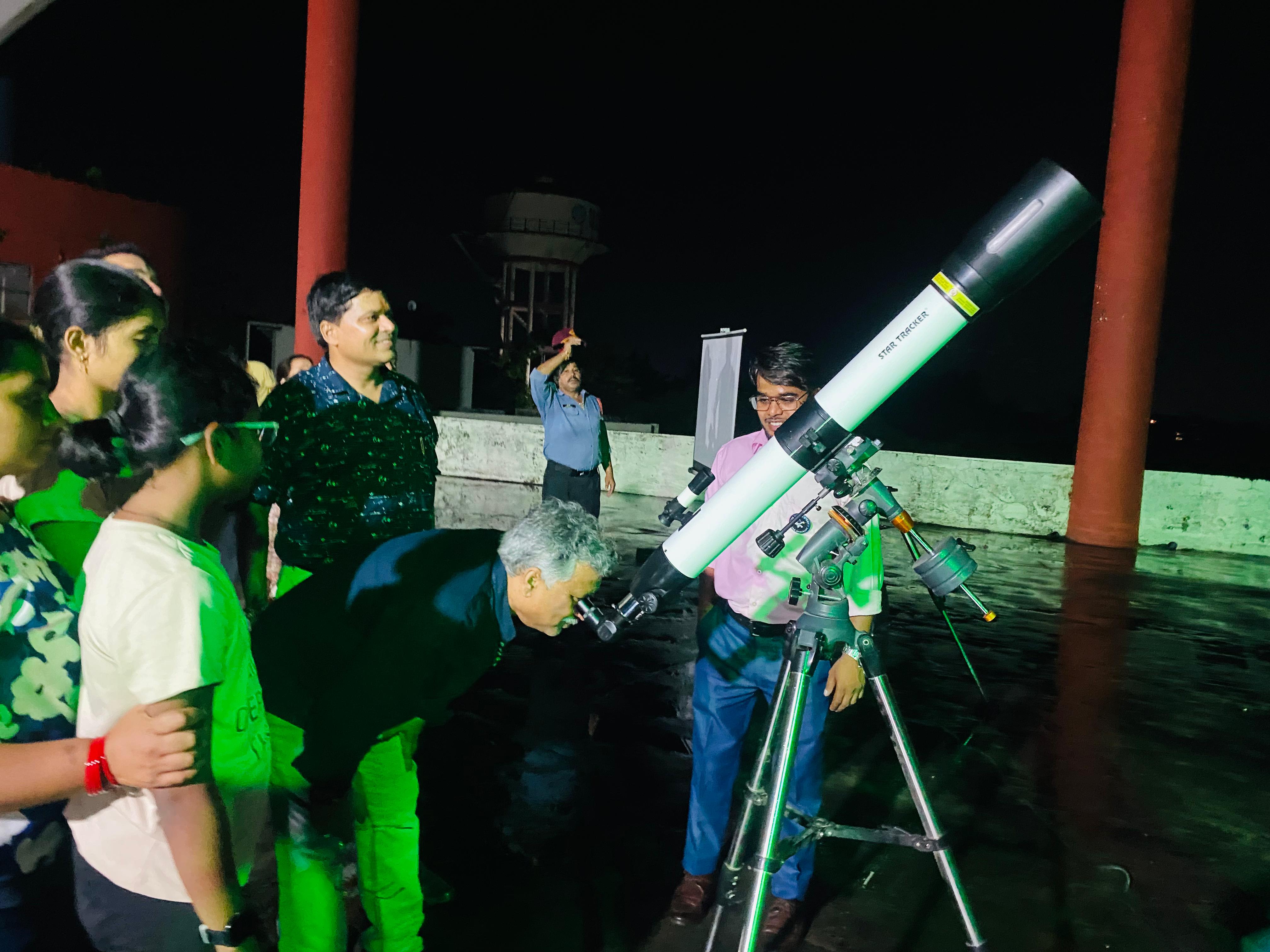 उत टेलिस्कोप के माध्यम से ग्रहण का अवलोकन करते। उत टेलिस्कोप के माध्यम से ग्रहण का अवलोकन करते।