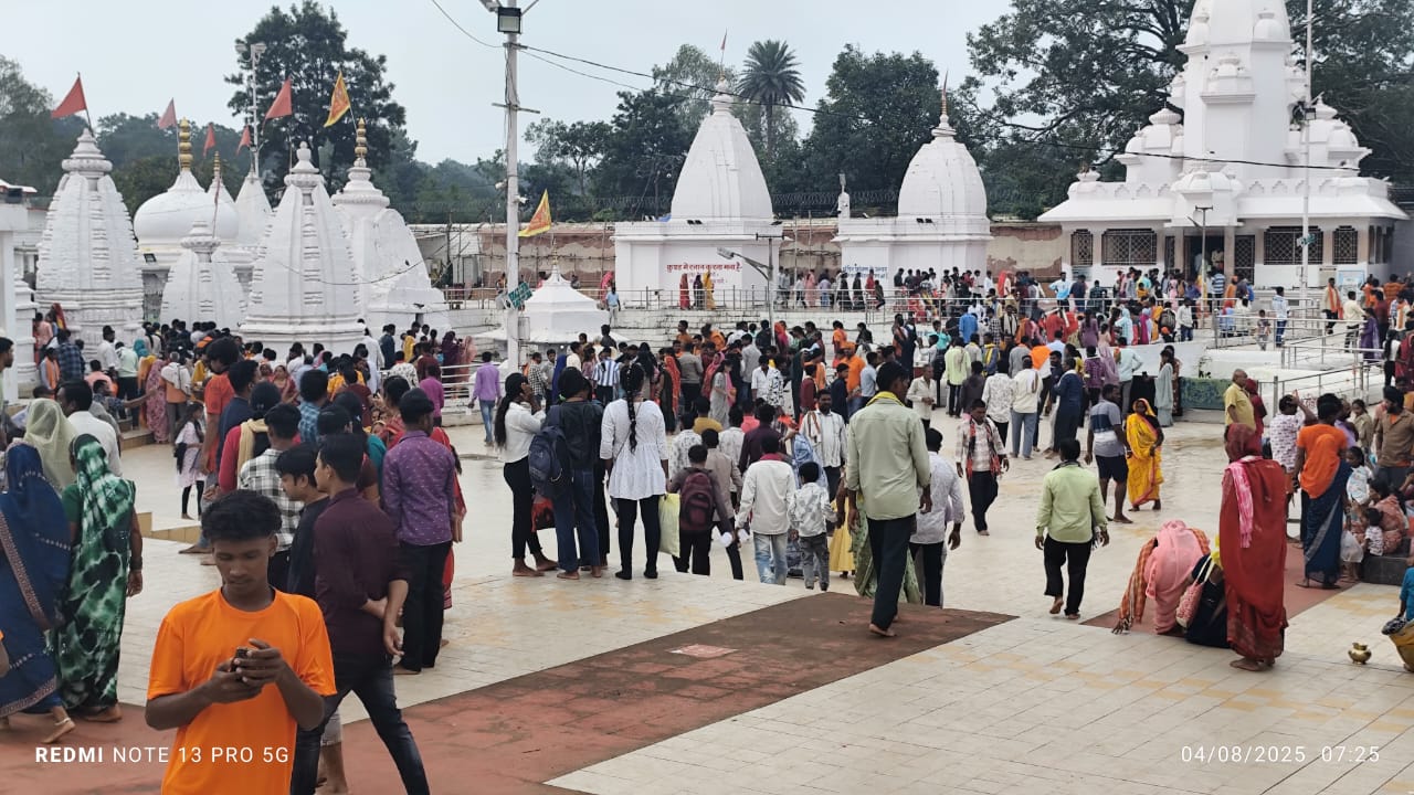 नर्मदा मंदिर में पूजन काे जाते