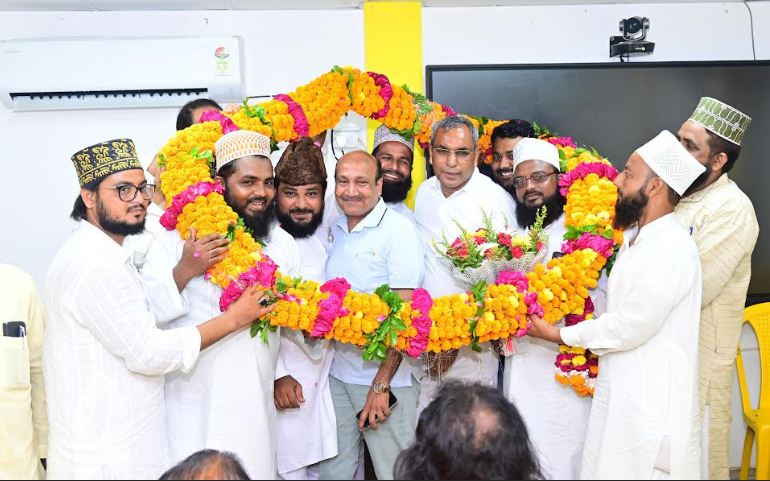 मौलानाओं के साथ सुभासपा अध्यक्ष ओमप्रकाश राजभर मौलानाओं के साथ सुभासपा अध्यक्ष ओमप्रकाश राजभर