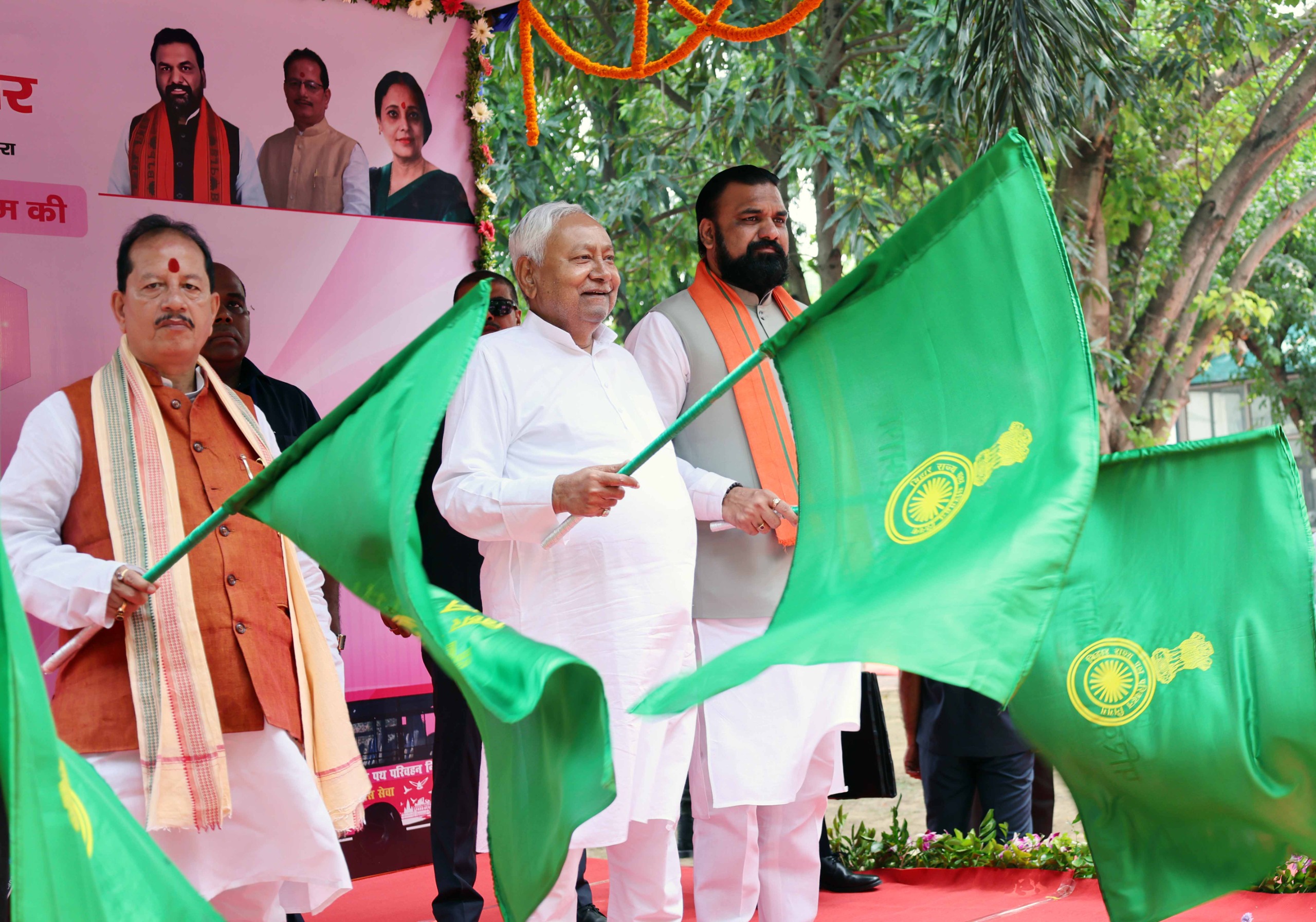 महिलाओं के लिए 80 पिंक बसों को हरी झंडी दिखाकर रवाना करते मुख्यमंत्री नीतीश महिलाओं के लिए 80 पिंक बसों को हरी झंडी दिखाकर रवाना करते मुख्यमंत्री नीतीश
