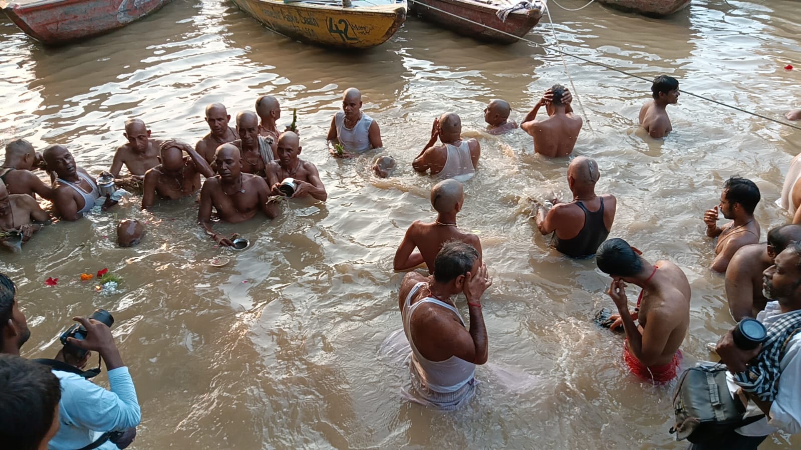 गंगा तट पर श्राद्ध करते श्रद्धालु