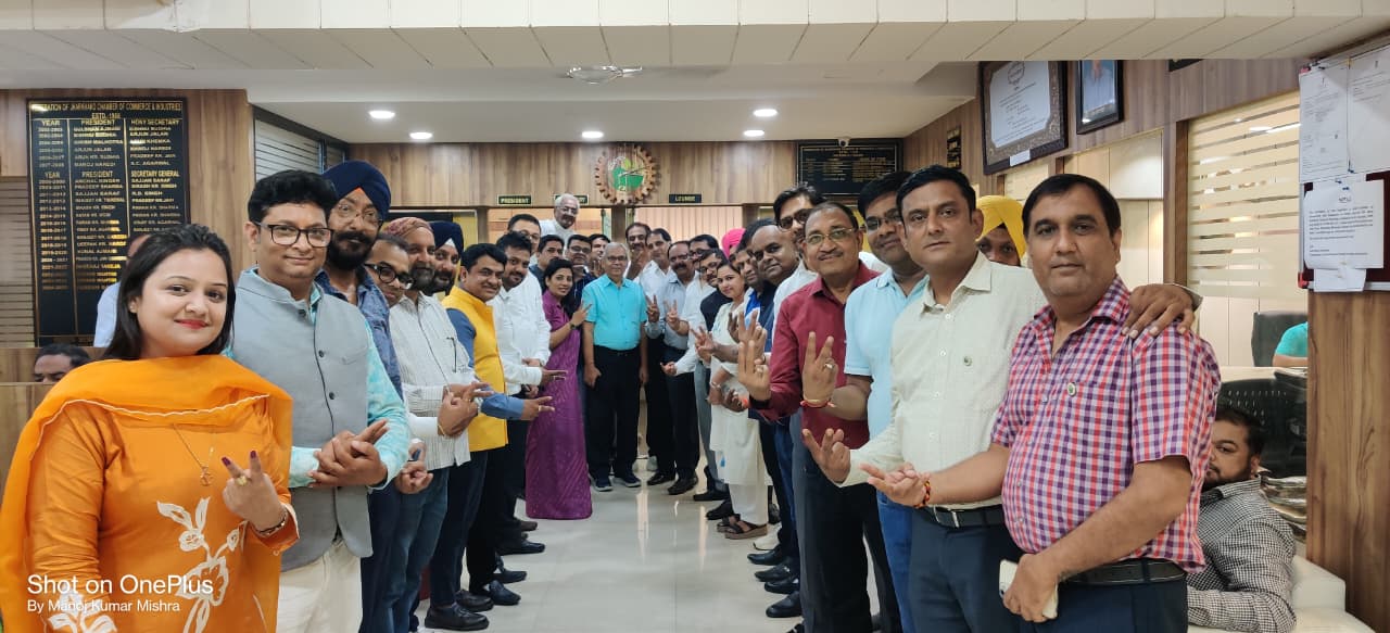 नामांकन दाखिल करने के दौरान जुटे प्रत्याशी व अन्य नामांकन दाखिल करने के दौरान जुटे प्रत्याशी व अन्य