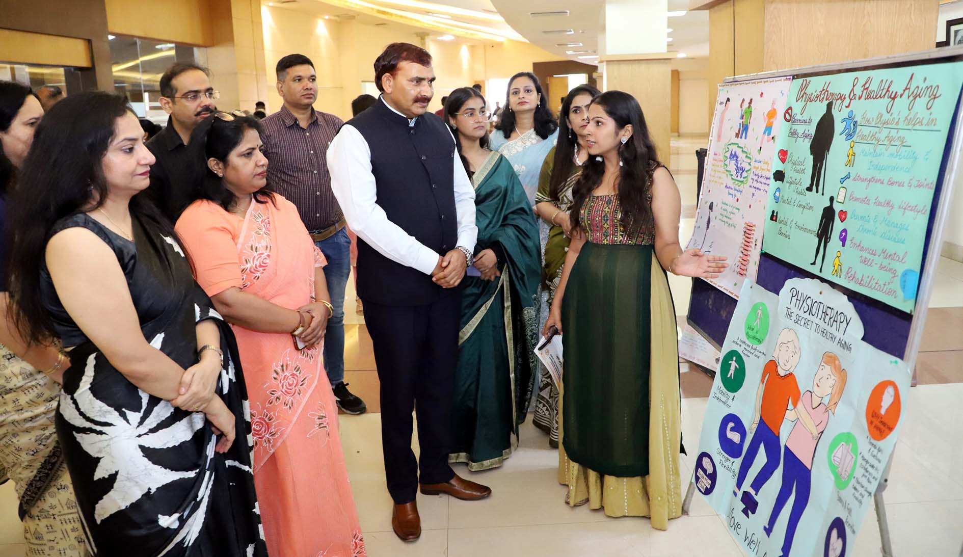 कार्यक्रम में प्रदर्शनी का अवलोकन करते मुख्यातिथि कुलपति प्रो. नरसी राम बिश्नोई।