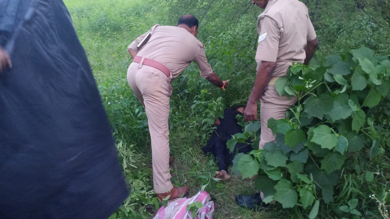 नरायनपुर के रैपुरिया व हाजी पट्टी गांव के बीच सर्विस रोड के किनारे रहर के खेत में युवती का शव मिला। नरायनपुर के रैपुरिया व हाजी पट्टी गांव के बीच सर्विस रोड के किनारे रहर के खेत में युवती का शव मिला।