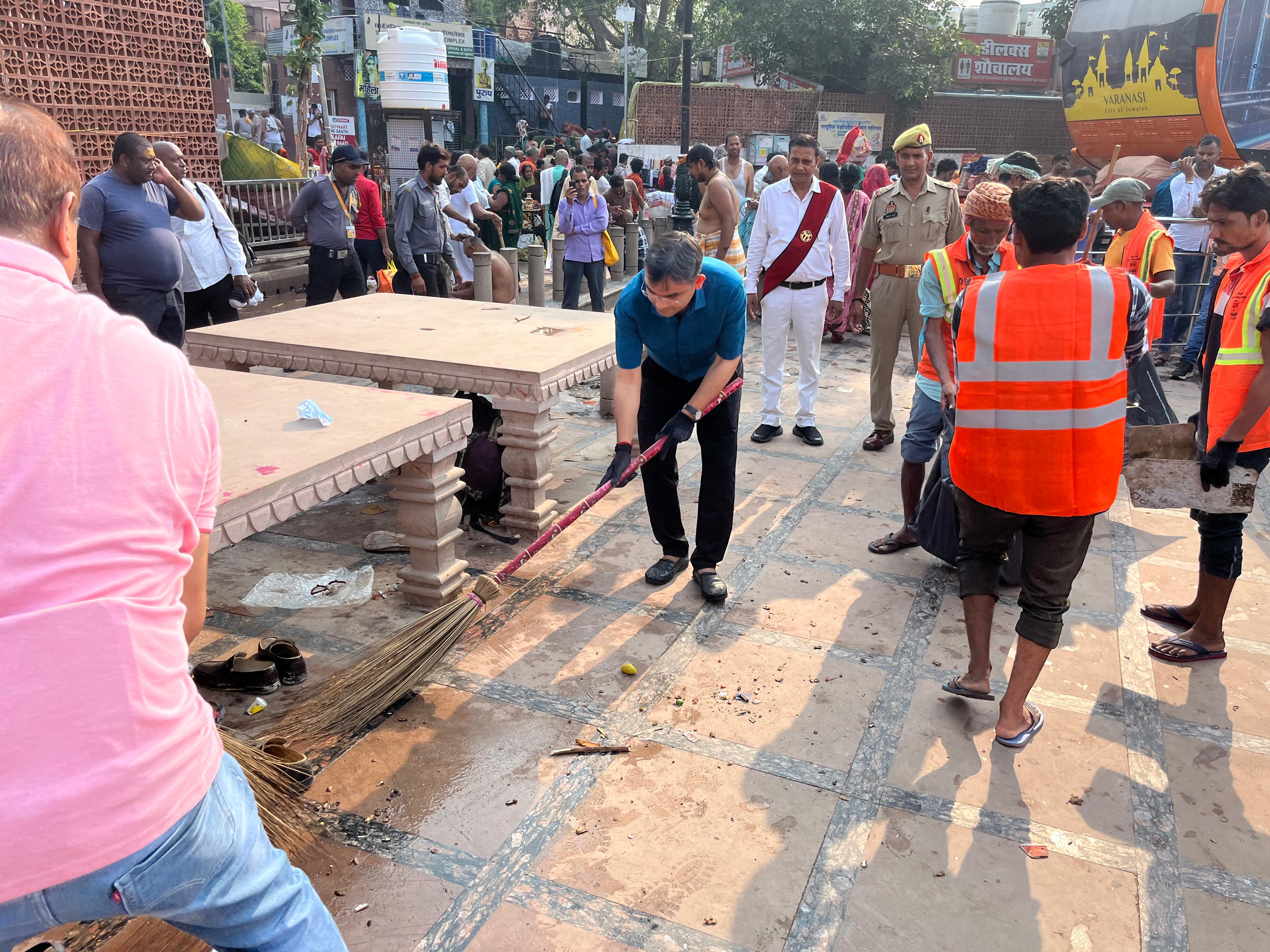 स्वच्छता अभियान में जिलाधिकारी