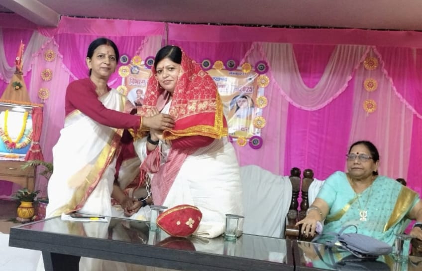 अतिथि को किया गया सम्मानित अतिथि को किया गया सम्मानित