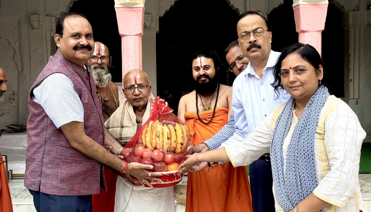 संत श्री नरसिंह दास जी को सम्मानित करते हुए प्रो मनोज मिश्रा एवं अन्य शिक्षक संत श्री नरसिंह दास जी को सम्मानित करते हुए प्रो मनोज मिश्रा एवं अन्य शिक्षक