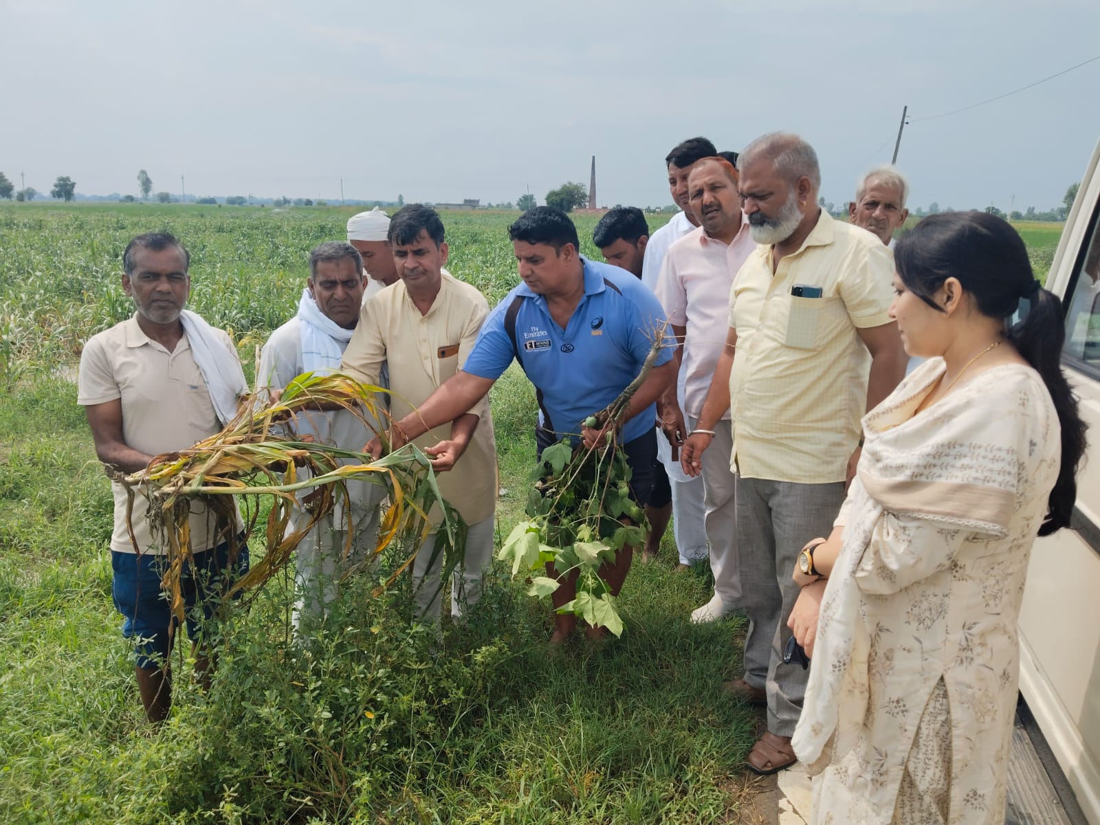 सीजेएम को खराब फसल दिखाते हुए किसान।