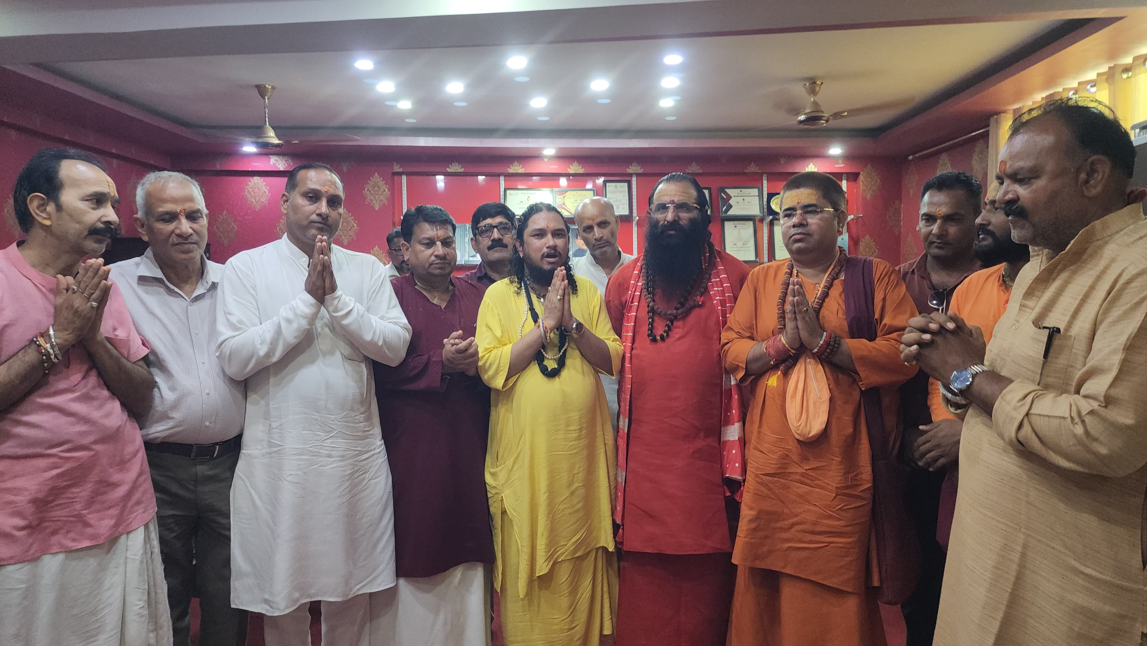 रविंद्रपुरी से मिलते परशुराम अखाड़ा के पदाधिकारी रविंद्रपुरी से मिलते परशुराम अखाड़ा के पदाधिकारी
