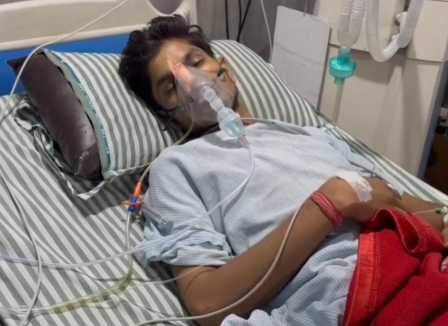 इलाजरत घायल युवक इलाजरत घायल युवक
