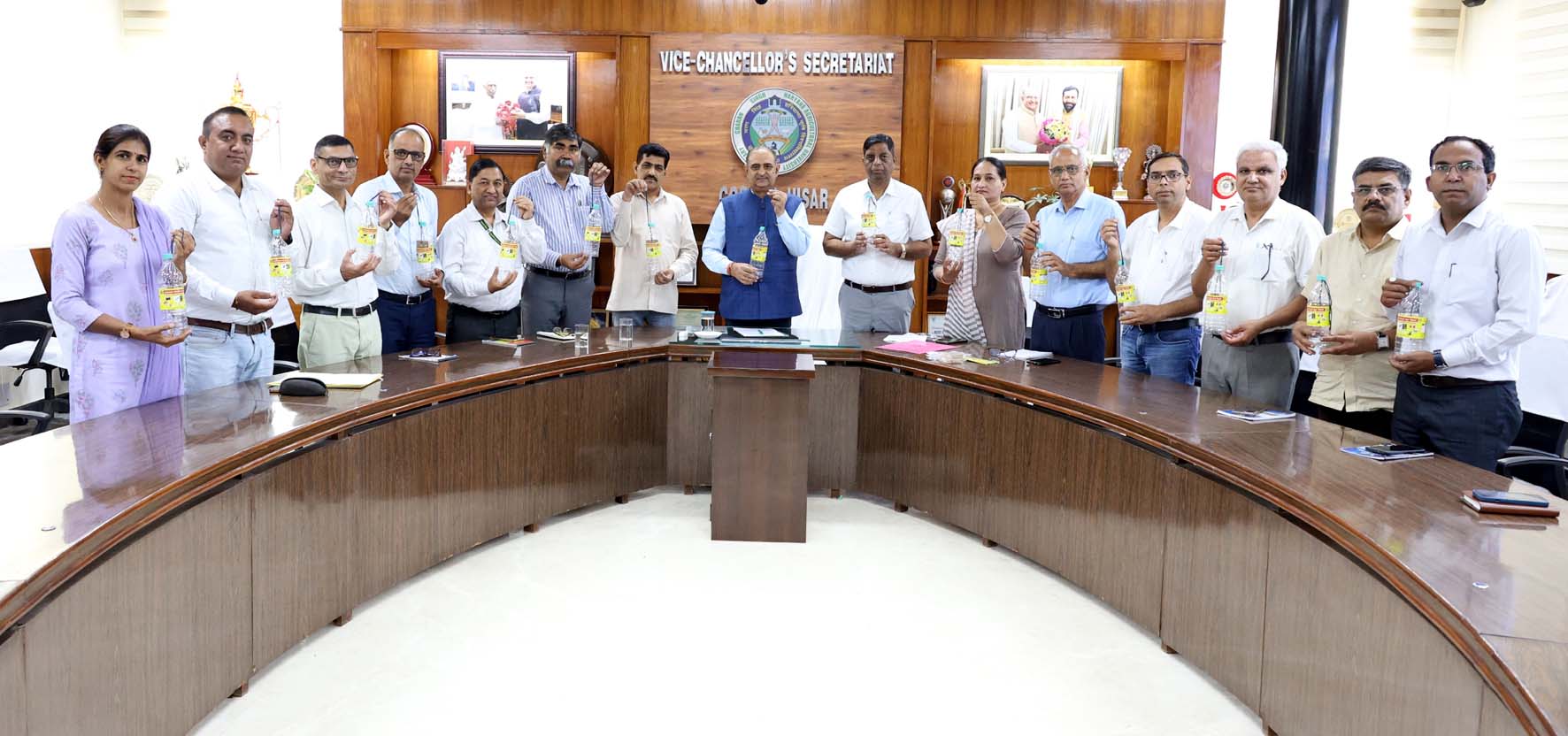 कुलपति प्रो. बीआर कम्बोज फ्रूट फ्लाई ट्रैप को लॉच करते हुए।