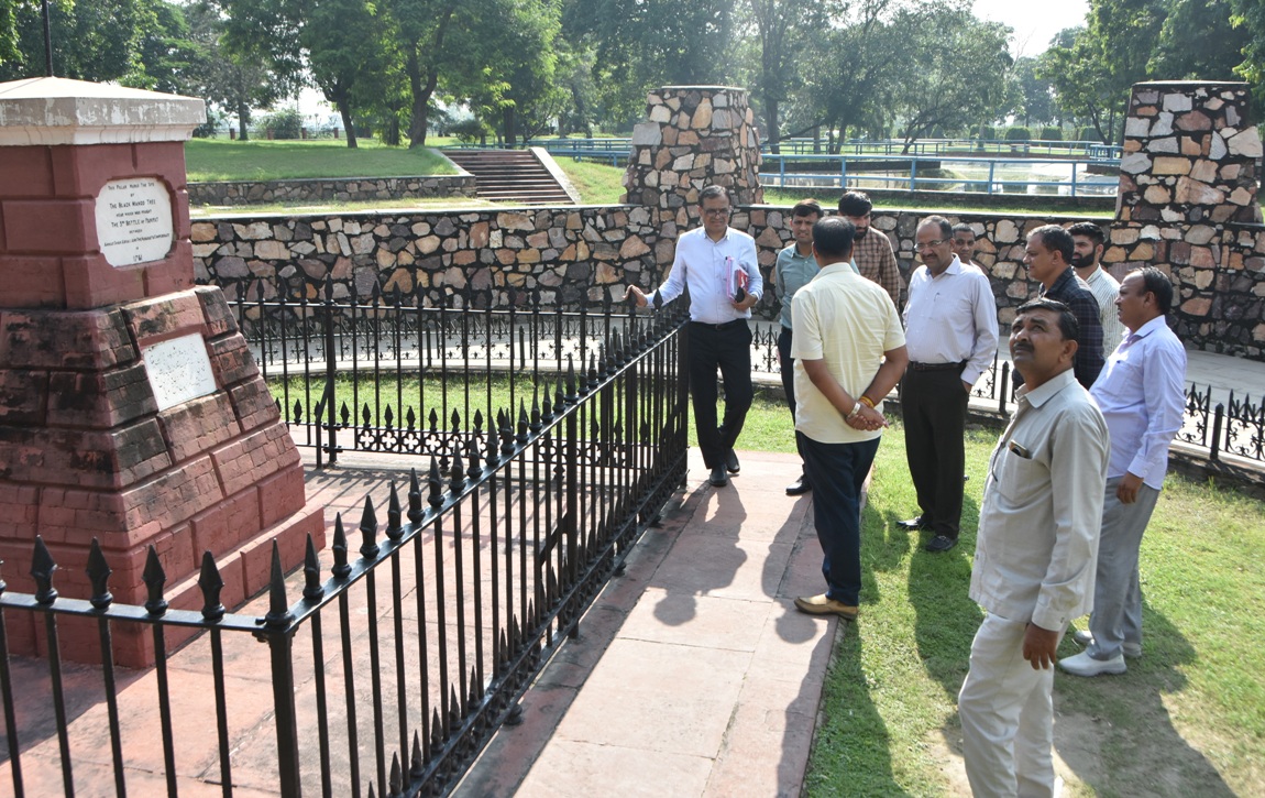 पानीपत में काला आम का निरीक्षण करते महाराष्ट्र सरकार के पर्यटन विभाग के प्रबंध निदेशक निलेश घटने