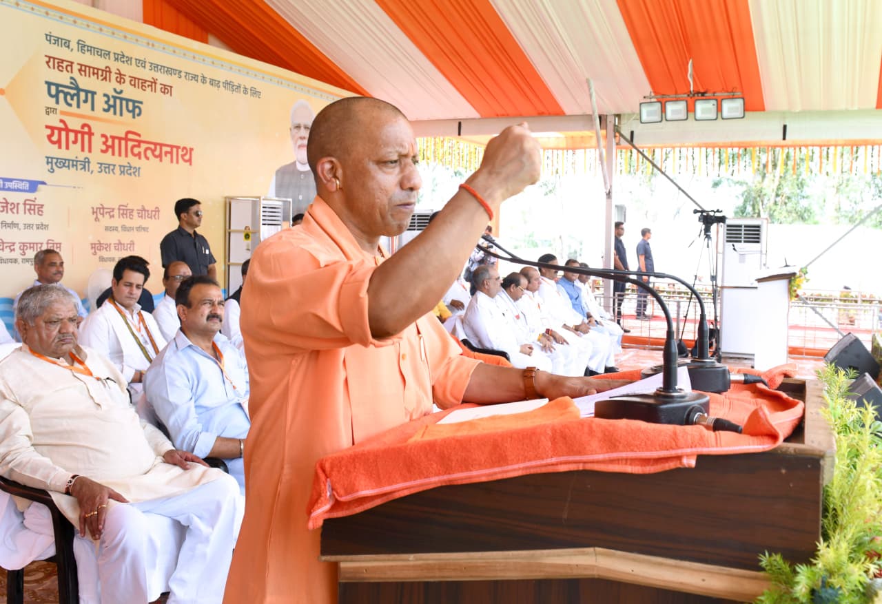 सीएम योगी मंच से बाेलते हुए सीएम योगी मंच से बाेलते हुए