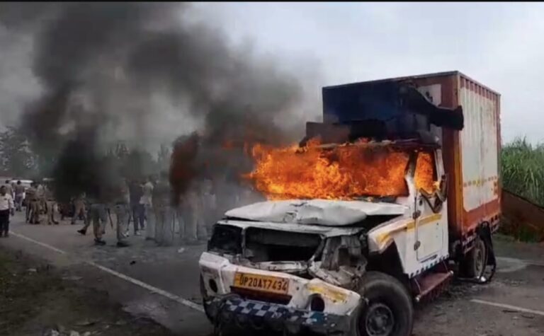 आग के हवाले पिकअप वाहन आग के हवाले पिकअप वाहन