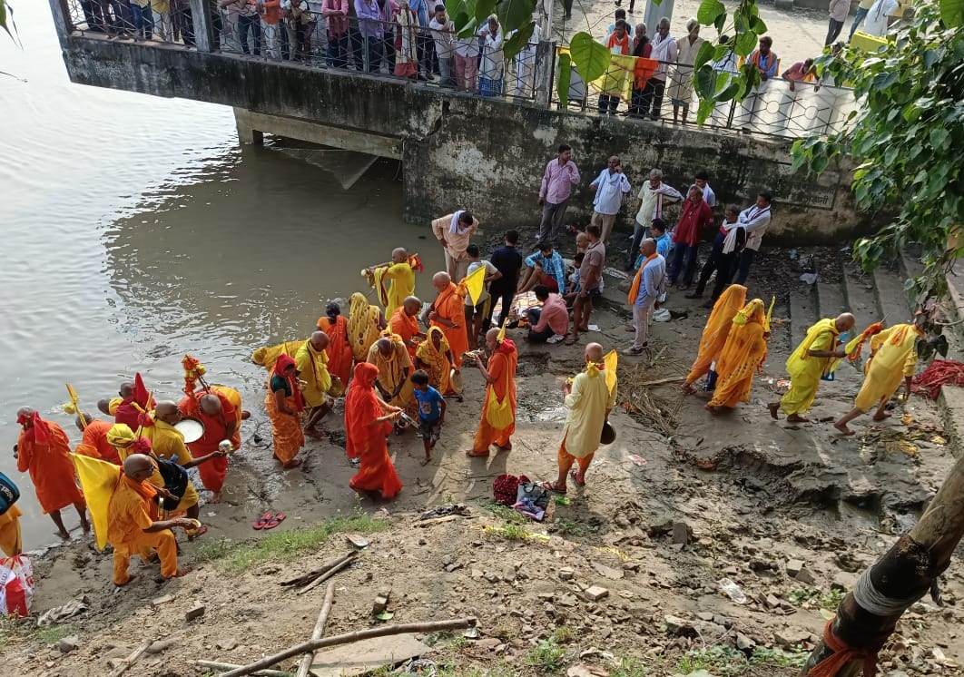 रामगया घाट पर पितृपक्ष श्राद्धकर्म करते श्रद्धालु
