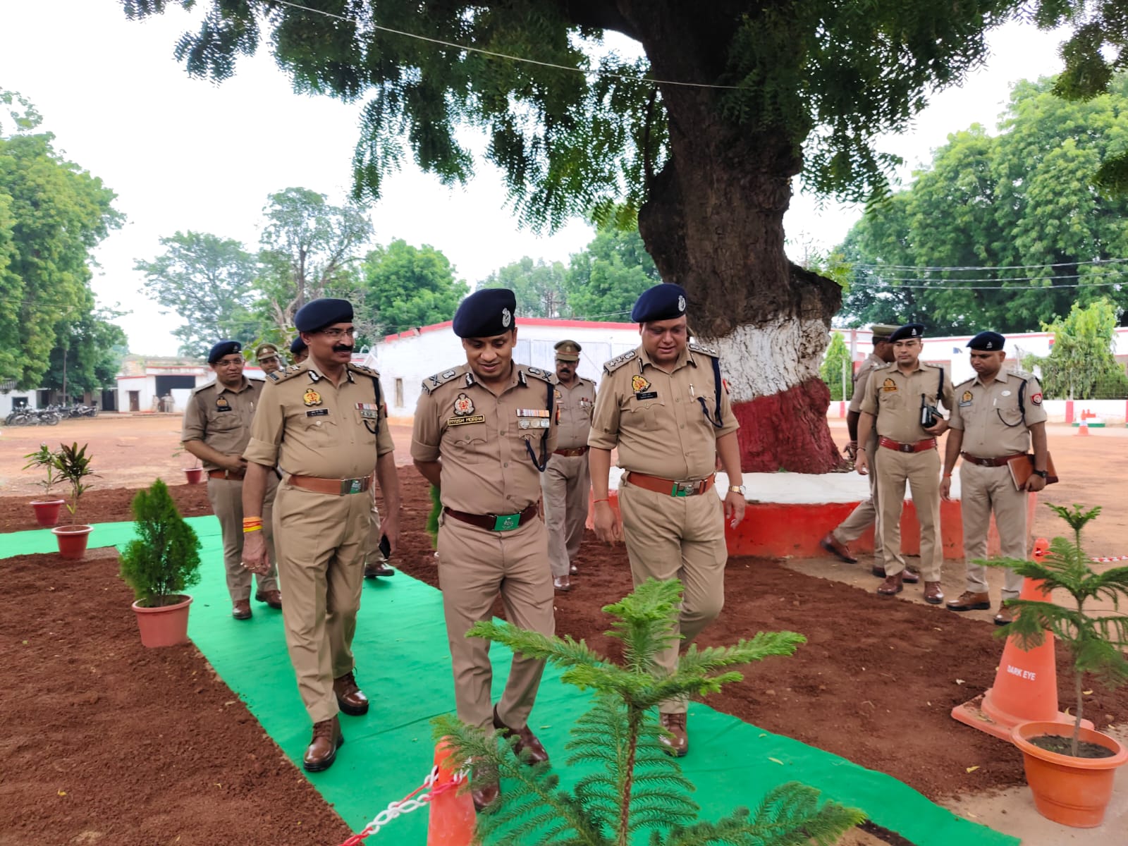 पुलिस लाइन में निरिक्षण को पहुंचे पुलिस महानिरीक्षक विन्ध्याचल परिक्षेत्र आरपी सिंह, साथ में वरिष्ठ पुलिस अधीक्षक सोमेन बर्मा पुलिस लाइन में निरिक्षण को पहुंचे पुलिस महानिरीक्षक विन्ध्याचल परिक्षेत्र आरपी सिंह, साथ में वरिष्ठ पुलिस अधीक्षक सोमेन बर्मा