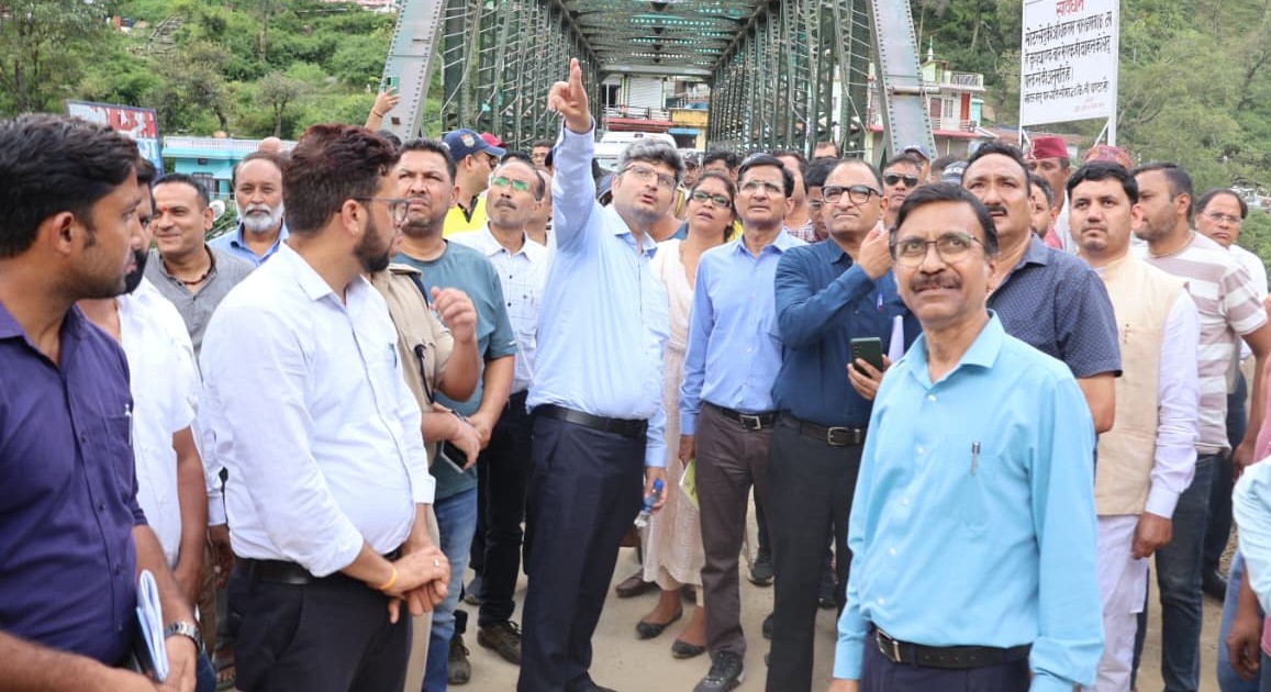 थराली क्षेत्र में आपदा सर्वे के लिए पहुंची केंद्र की टीम को जानकारी देते हुए डीएम संदीप तिवारी।