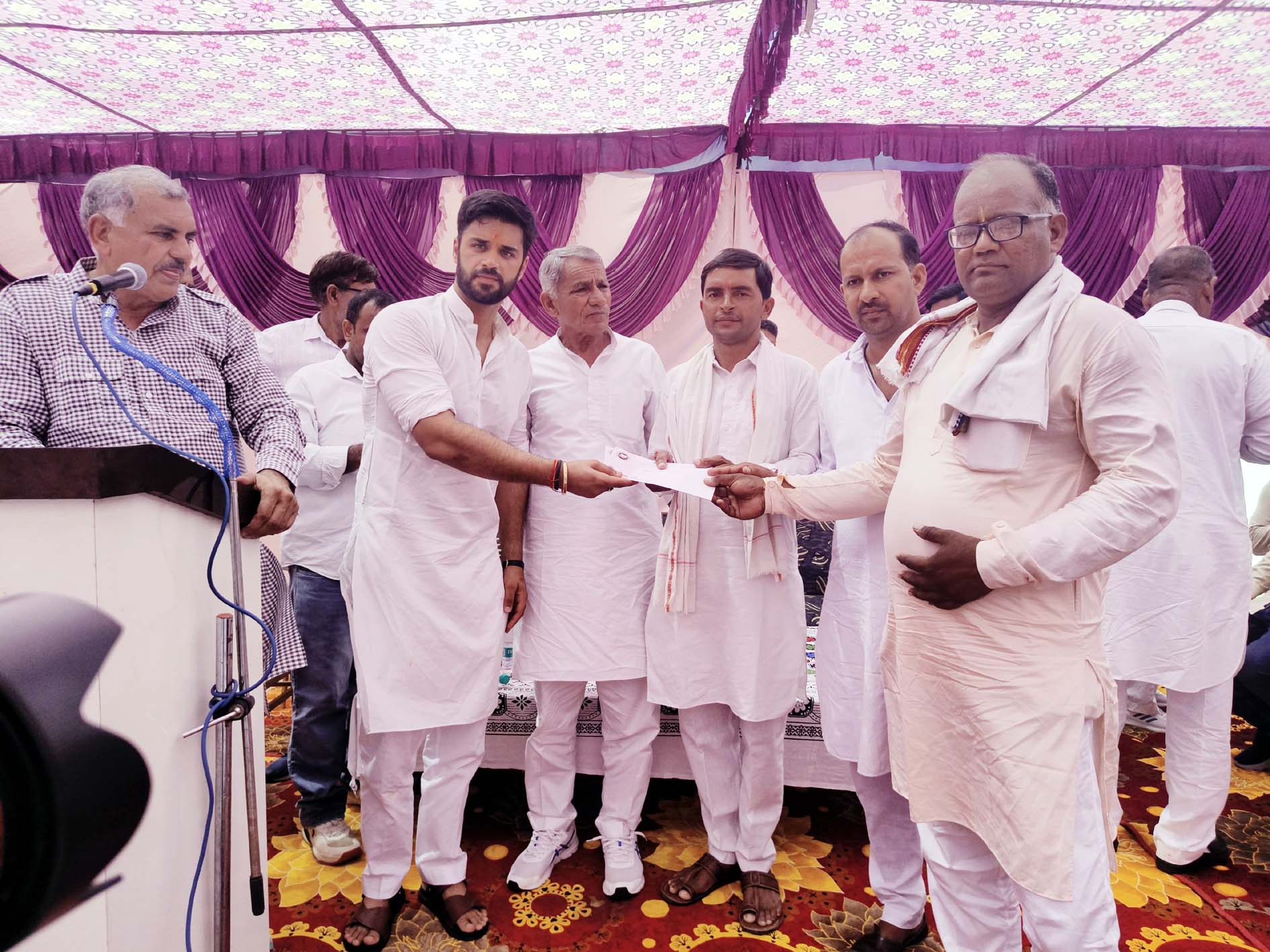 गौशालाओं के लिए चैक वितरित करते पूर्व विधायक भव्य बिश्नोई। गौशालाओं के लिए चैक वितरित करते पूर्व विधायक भव्य बिश्नोई।