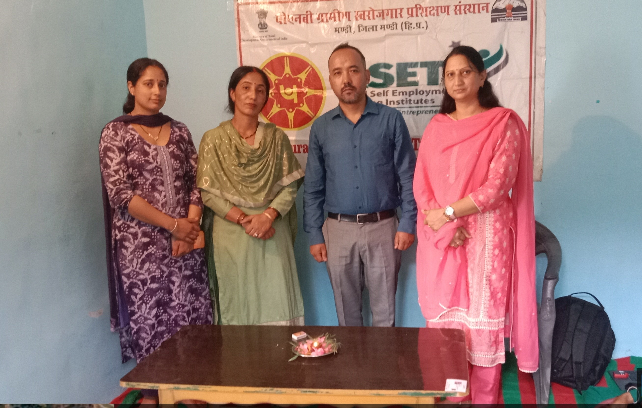 साफ्ट टायज बनाने के प्रशिक्षण के शुभारंभ पर।