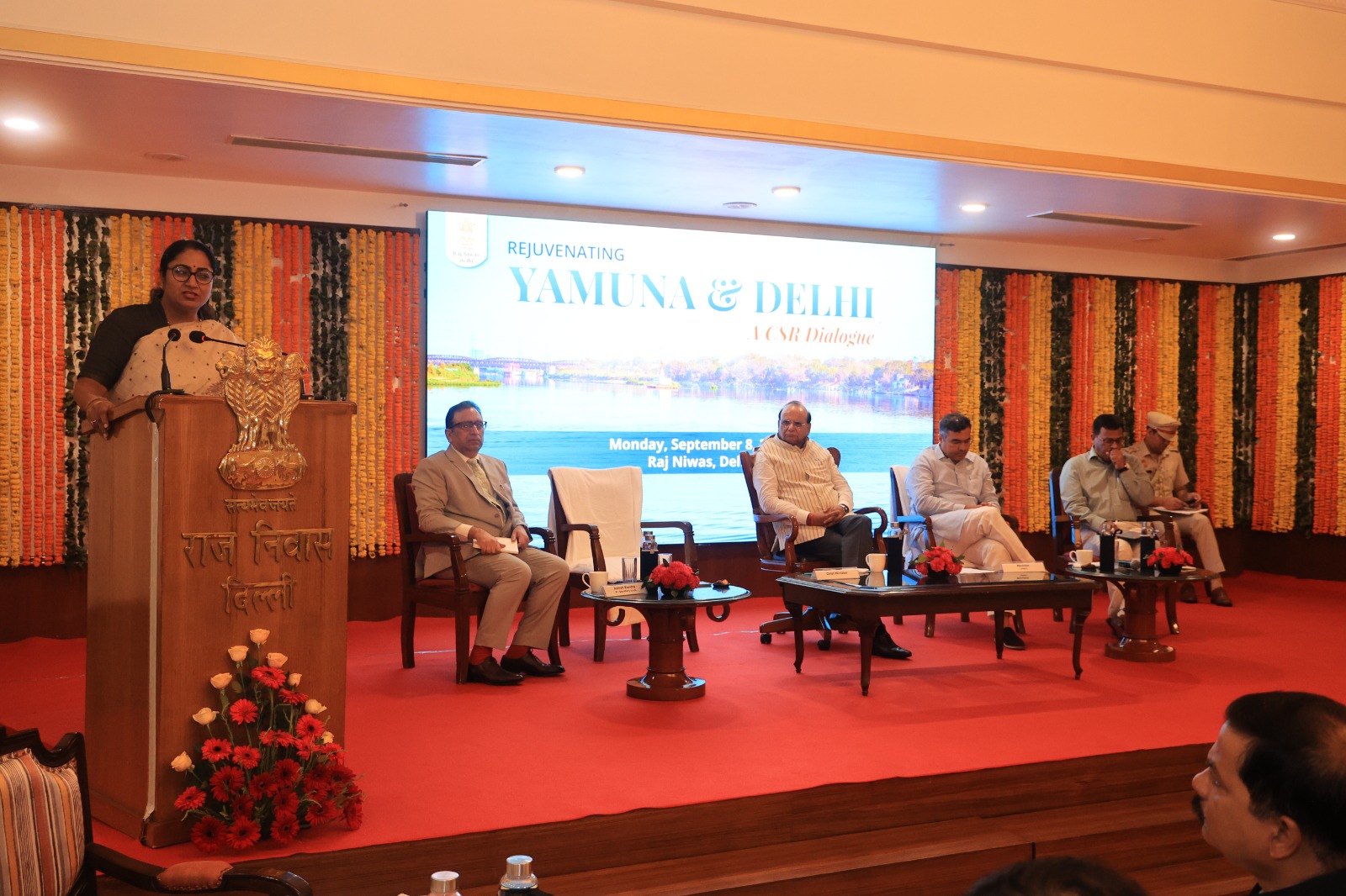 दिल्ली में राजनिवास में ‘यमुना और दिल्ली का पुनर्जीवन- एक सीएसआर संवाद’ को संबोधित करती मुख्यमत्री रेखा गुप्ता दिल्ली में राजनिवास में ‘यमुना और दिल्ली का पुनर्जीवन- एक सीएसआर संवाद’ को संबोधित करती मुख्यमत्री रेखा गुप्ता