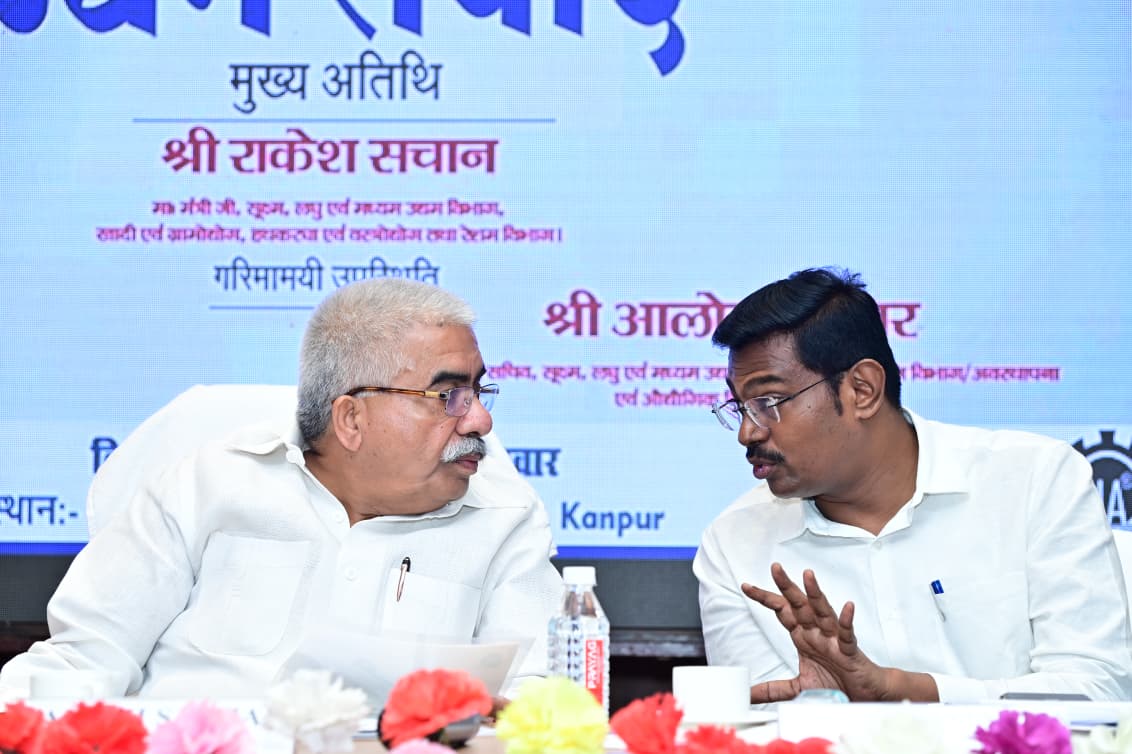 कार्यक्रम के दौरान मंडलायुक्त से चर्चा करते मंत्री राकेश सचान कार्यक्रम के दौरान मंडलायुक्त से चर्चा करते मंत्री राकेश सचान