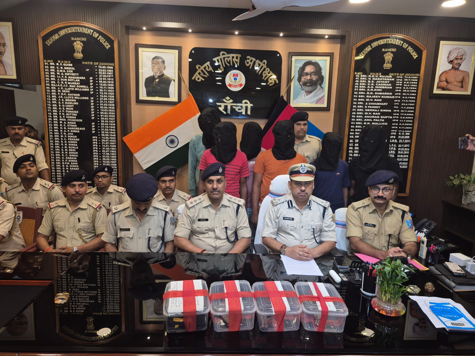 प्रेस वार्ता करते डीआईजी सह एसएसपी