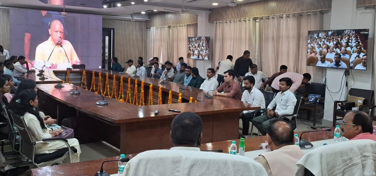 लोकभवन में आयोजित कनिष्ठ सहायक और एक्सरे टेक्नीशियन नियुक्ति पत्र वितरण कार्यक्रम का सजीव प्रसारण प्रसारण कलेक्ट्रेट सभागार मुरादाबाद में देखते जनप्रतिनिधि व प्रशासनिक अधिकारी। लोकभवन में आयोजित कनिष्ठ सहायक और एक्सरे टेक्नीशियन नियुक्ति पत्र वितरण कार्यक्रम का सजीव प्रसारण प्रसारण कलेक्ट्रेट सभागार मुरादाबाद में देखते जनप्रतिनिधि व प्रशासनिक अधिकारी।