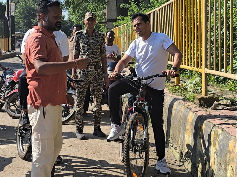 कलेक्टर-एसपी ने साइकिल से किया शहर का निरीक्षण कलेक्टर-एसपी ने साइकिल से किया शहर का निरीक्षण