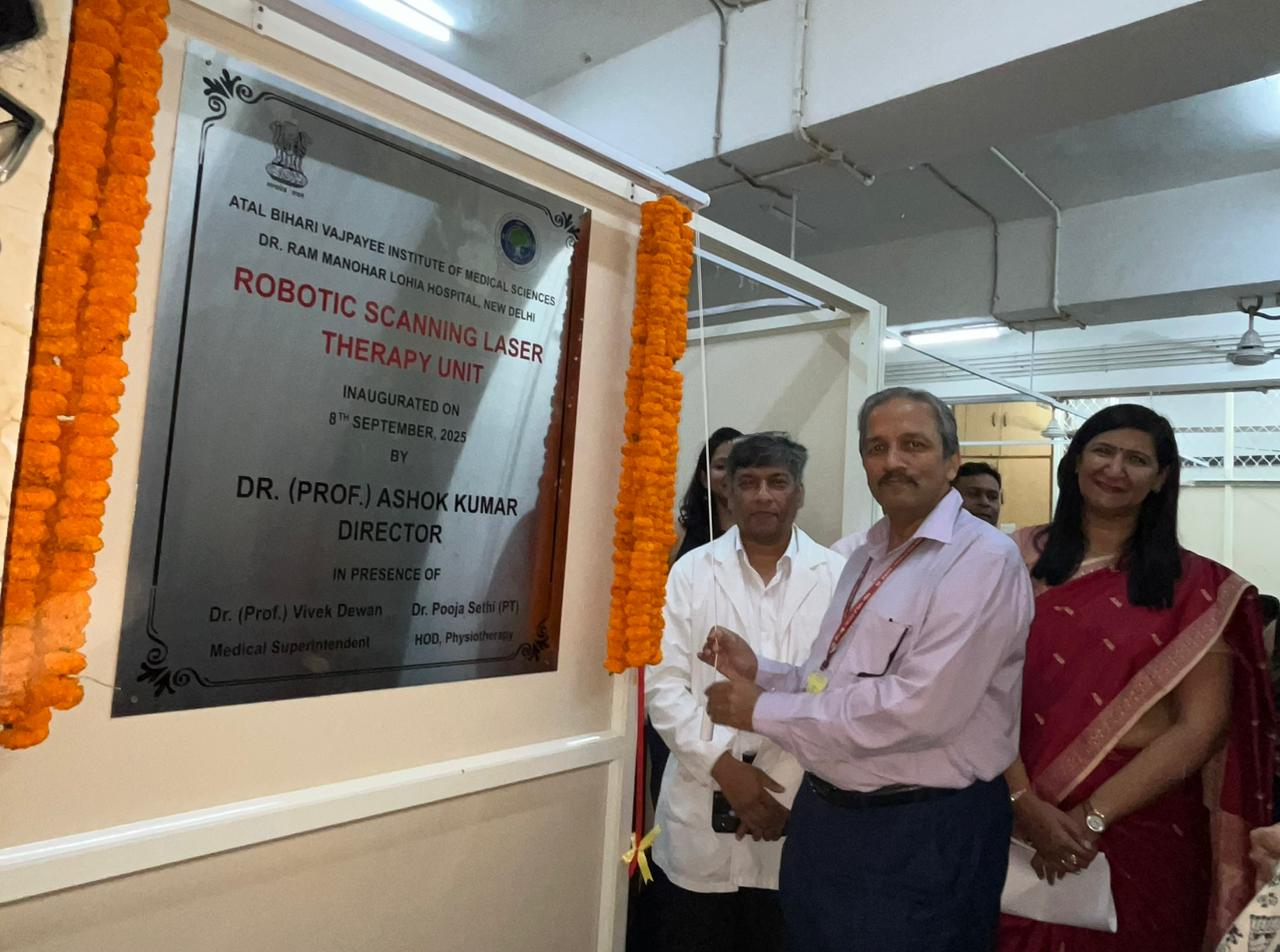 आरएमएल में रोबोटिक फिजिओथेरेपी केन्द्र का उद्घाटन करते हुए निदेशक अशोक कुमार, एचओडी पूजा सेठ आरएमएल में रोबोटिक फिजिओथेरेपी केन्द्र का उद्घाटन करते हुए निदेशक अशोक कुमार, एचओडी पूजा सेठ