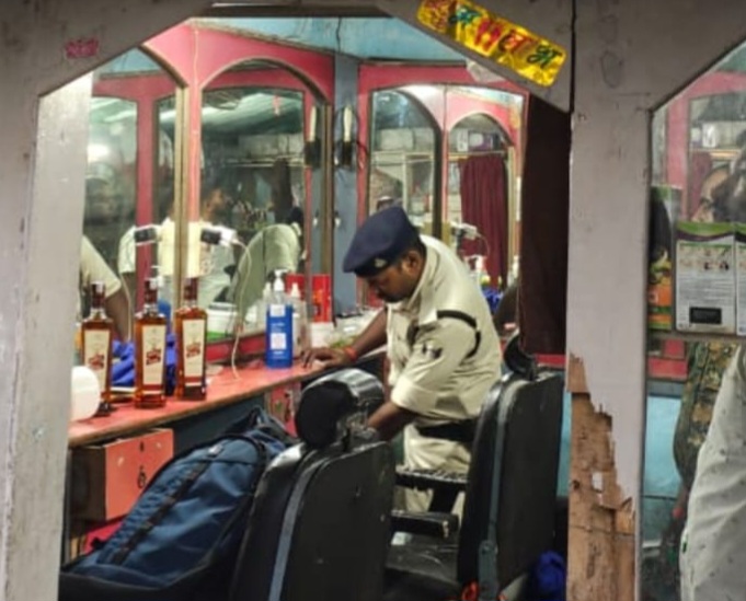 सैलून में छापेमारी करती पुलिस सैलून में छापेमारी करती पुलिस