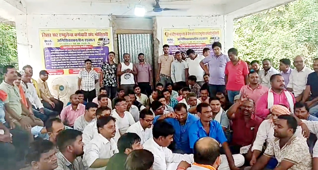 धरना पर बैठे ऐबुलेंसकर्मी धरना पर बैठे ऐबुलेंसकर्मी