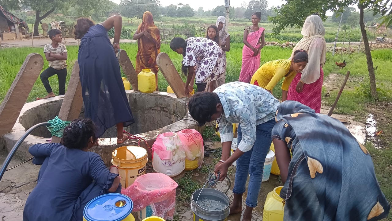 भैसौढ बलाय पहाड़ ग्राम सभा के पश्चिम टोला कोलान बस्ती में कुएं का पानी निकालकर कर कपड़े से छानते ग्रामीण भैसौढ बलाय पहाड़ ग्राम सभा के पश्चिम टोला कोलान बस्ती में कुएं का पानी निकालकर कर कपड़े से छानते ग्रामीण