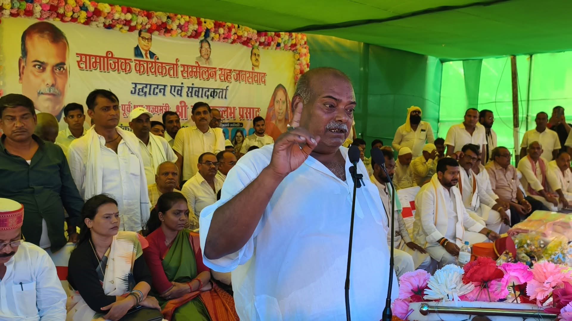 सम्मेलन को सम्बोधित करते पूर्व मंत्री सम्मेलन को सम्बोधित करते पूर्व मंत्री