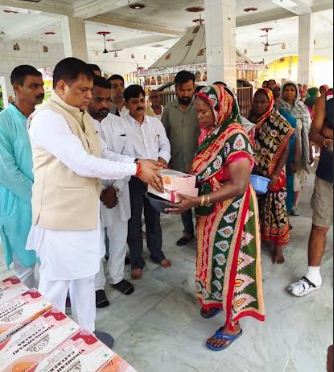 महिलाओं को साड़ी बांटते राजीव मिश्रा महिलाओं को साड़ी बांटते राजीव मिश्रा
