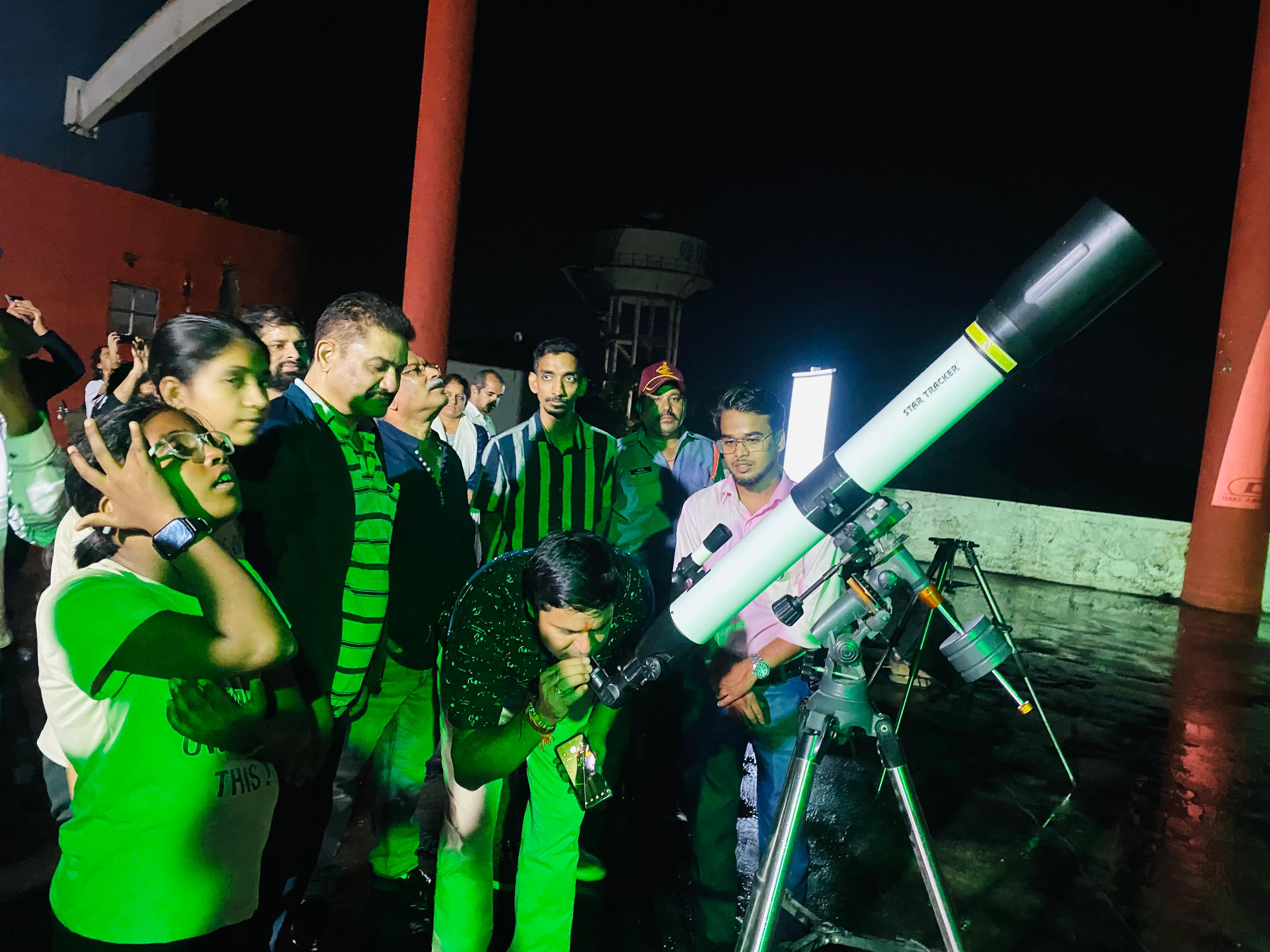 यूकॉस्ट में छात्र टेलिस्कोप से ग्रहण देखते छात्र। यूकॉस्ट में छात्र टेलिस्कोप से ग्रहण देखते छात्र।