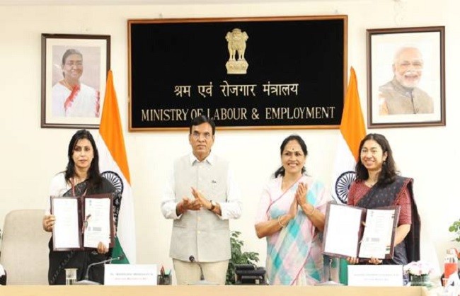 कार्यक्रम को संबोधित करते मनसुख मांडविया और अन्य कार्यक्रम को संबोधित करते मनसुख मांडविया और अन्य