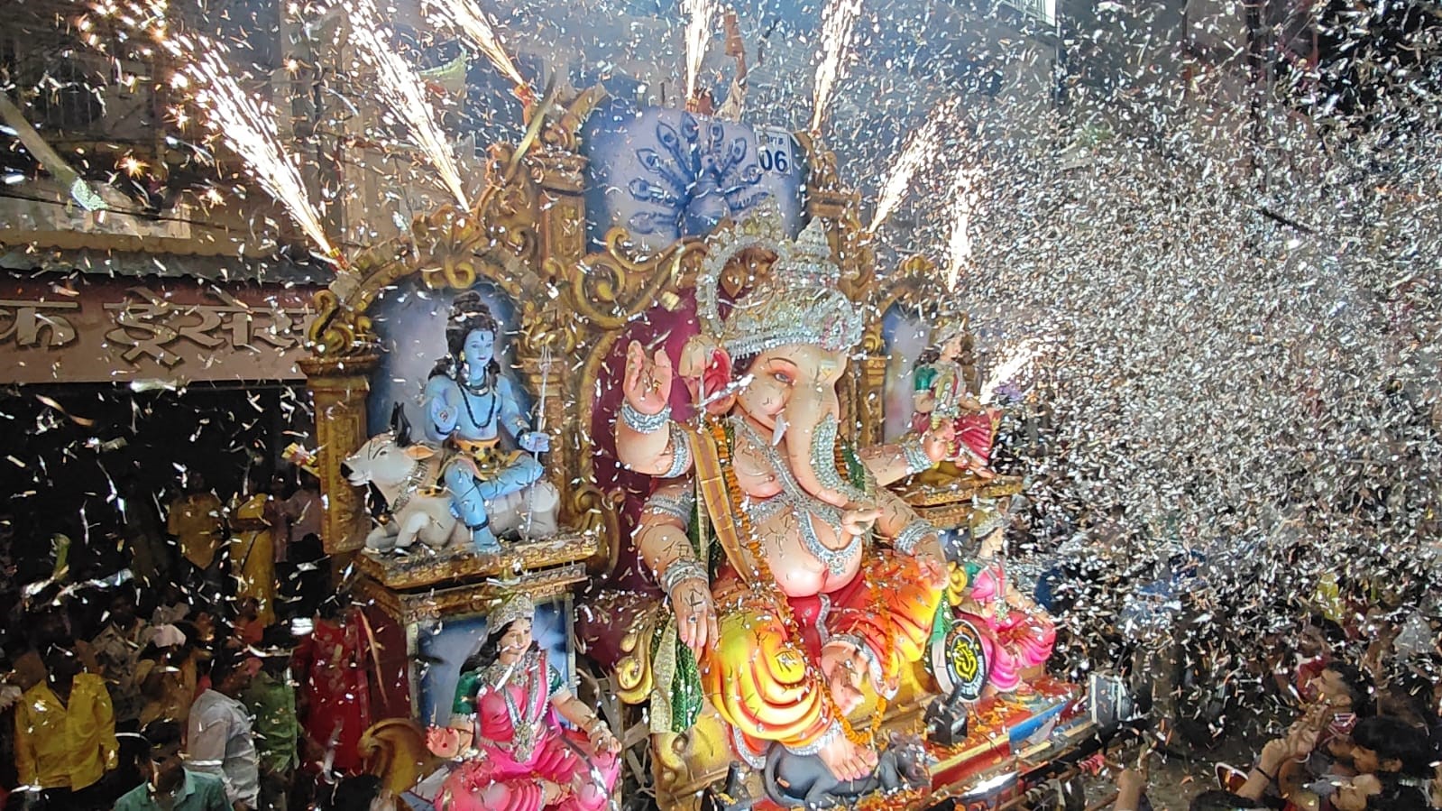 भगवान गणेश की मूर्ति व झांकी के दौरान आकर्षक नजारा। भगवान गणेश की मूर्ति व झांकी के दौरान आकर्षक नजारा।