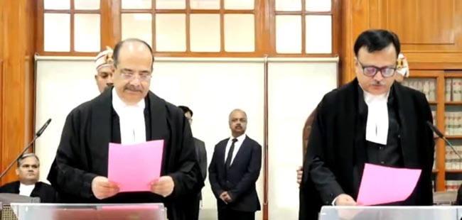 चीफ जस्टिस शपथ दिलाते