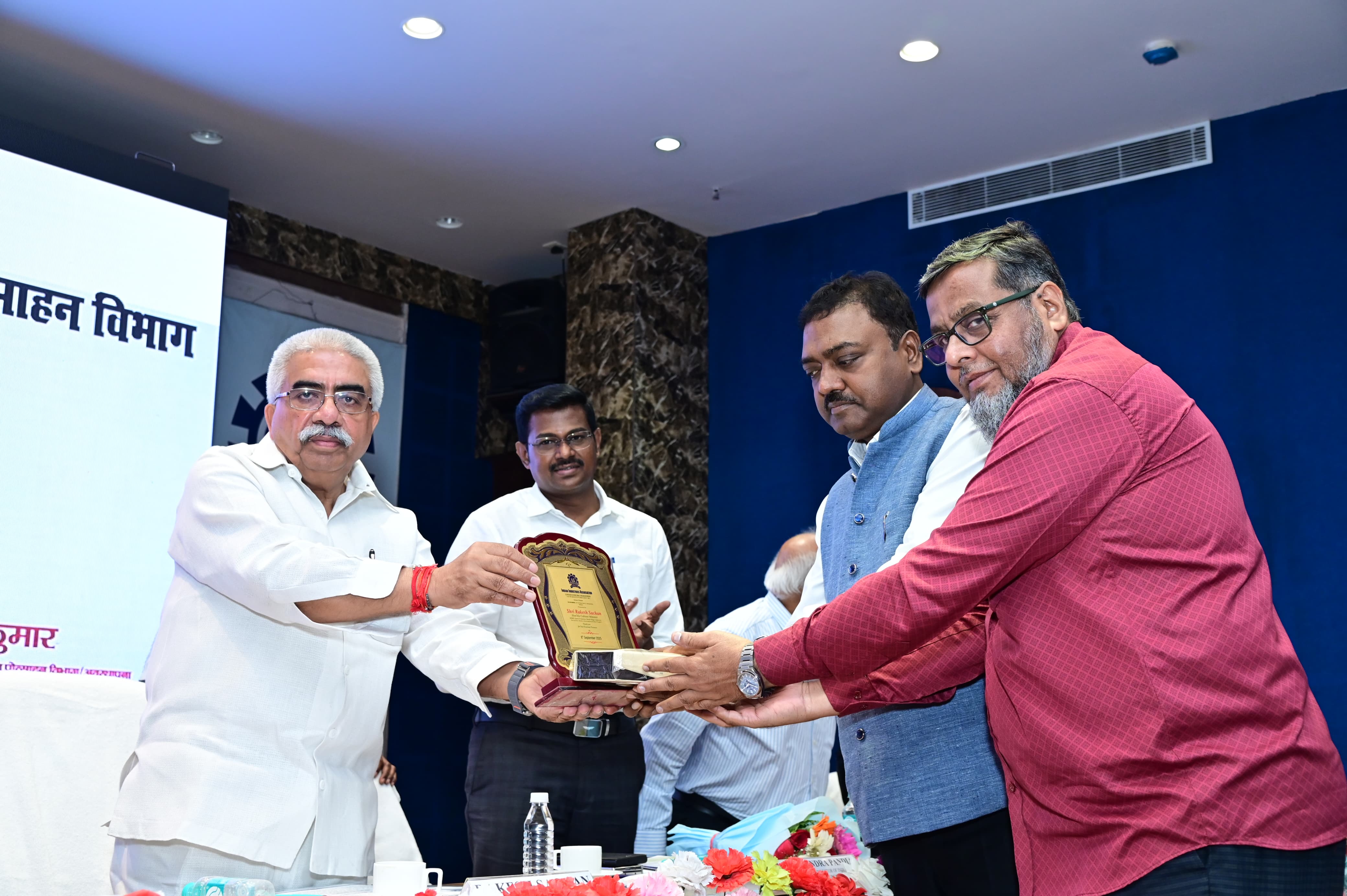 उधमी को सम्मानित करते मंत्री राकेश सचान उधमी को सम्मानित करते मंत्री राकेश सचान