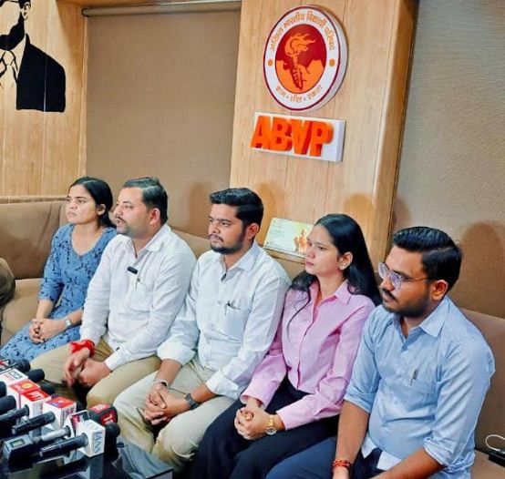 प्रेसवार्ता को संबोधित करते अभाविप के राष्ट्रीय मंत्री अंकित शुक्ल