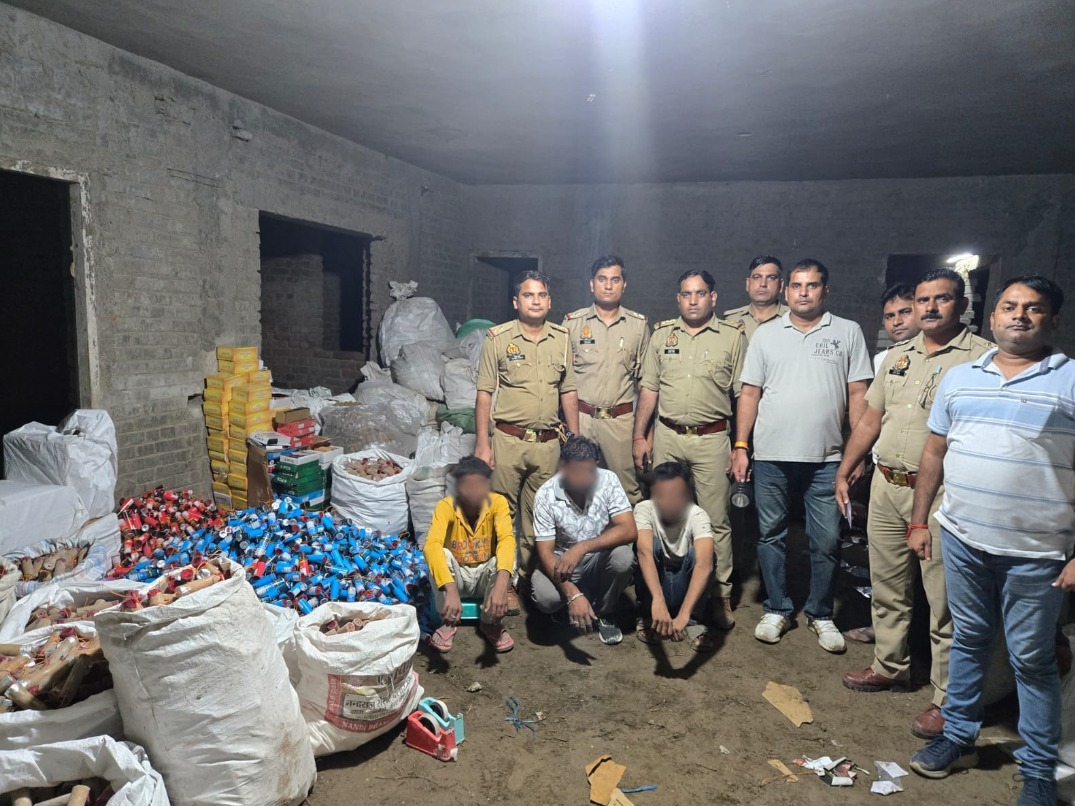 पटाखे बनाने वाली अवैध फैक्ट्री का पर्दाफाश, तीन गिरफ्तार पटाखे बनाने वाली अवैध फैक्ट्री का पर्दाफाश, तीन गिरफ्तार