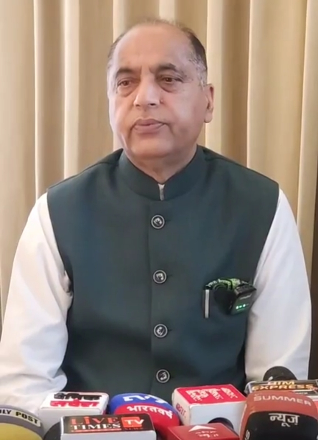 पत्रकारों से बातचीत करते हुए नेता प्रतिपक्ष जय राम ठाकुर। पत्रकारों से बातचीत करते हुए नेता प्रतिपक्ष जय राम ठाकुर।