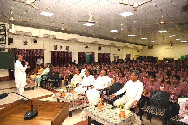 सम्बोधित करते प्रो ईवी गिरीश सम्बोधित करते प्रो ईवी गिरीश