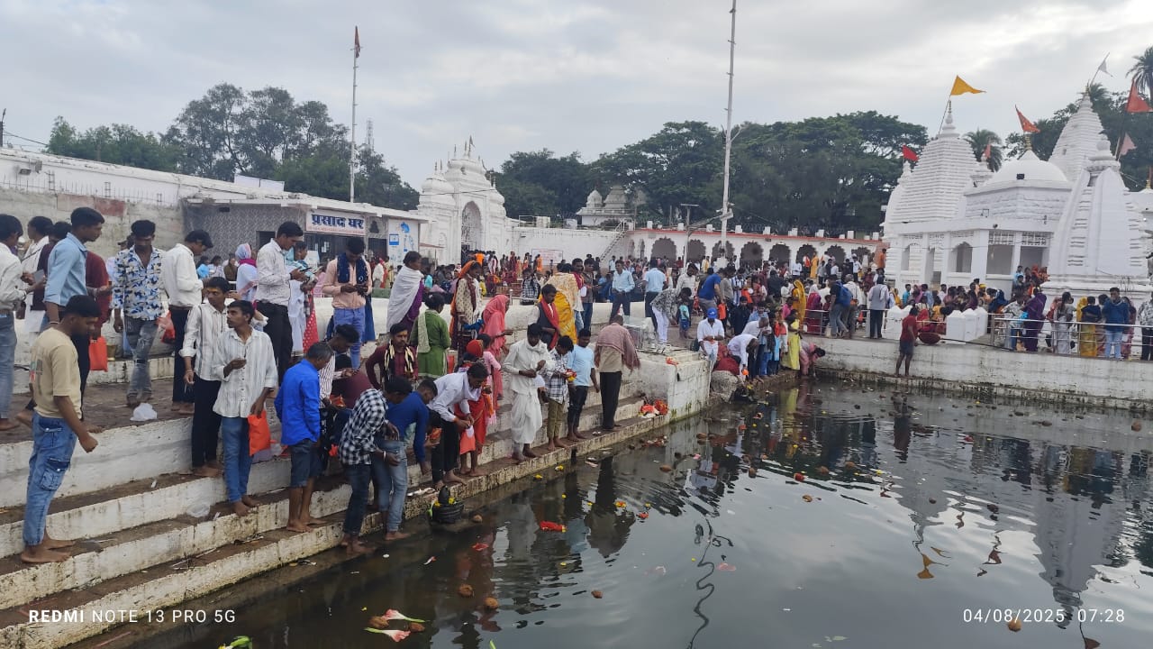 नर्मदा कुंड से जल लेकर पूजा करते लाेग