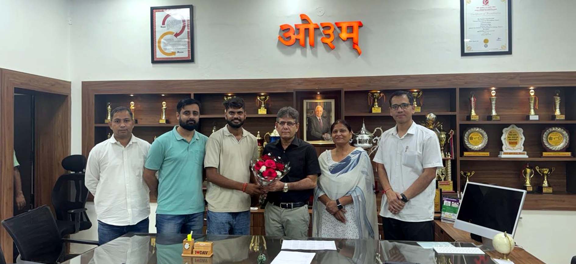 पर्वतारोही महेश का स्वागत करते प्राचार्य व अन्य स्टाफ सदस्य। पर्वतारोही महेश का स्वागत करते प्राचार्य व अन्य स्टाफ सदस्य।