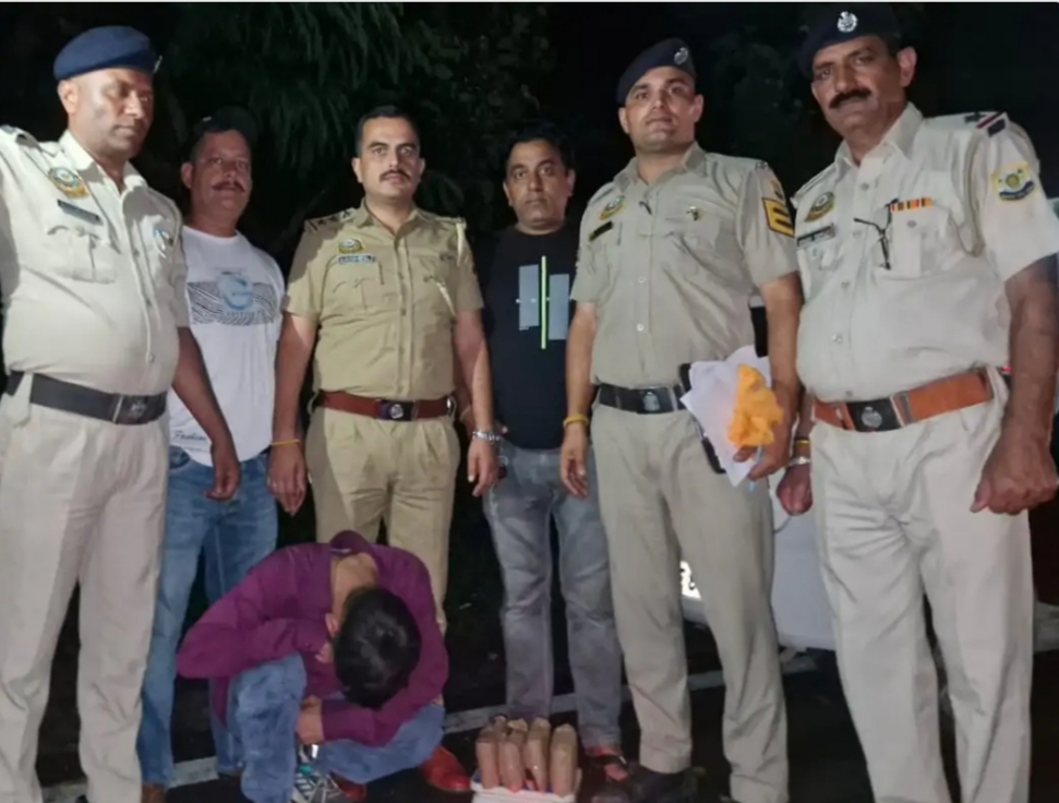 गिरफ्तार आरोपित पुलिस टीम के साथ। गिरफ्तार आरोपित पुलिस टीम के साथ।